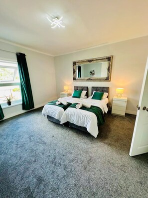2 bedrooms, iron/ironing board, free wired Internet, bed sheets - Beautiful 2bed House Near Pinderfield Hospital (Wakefield)