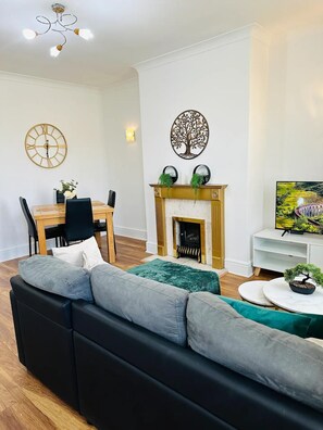 Hus | Oppholdsområde | TV og peis