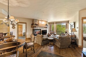 TV, fireplace - EagleRidge Lodge 205 – Spacious 2-Bed + Den | Walk to Slopes, Pool and Hot Tub! (Steamboat Springs)