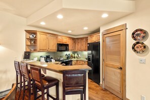 Fridge, microwave, oven, stovetop - EagleRidge Lodge 205 – Spacious 2-Bed + Den | Walk to Slopes, Pool and Hot Tub! (Steamboat Springs)