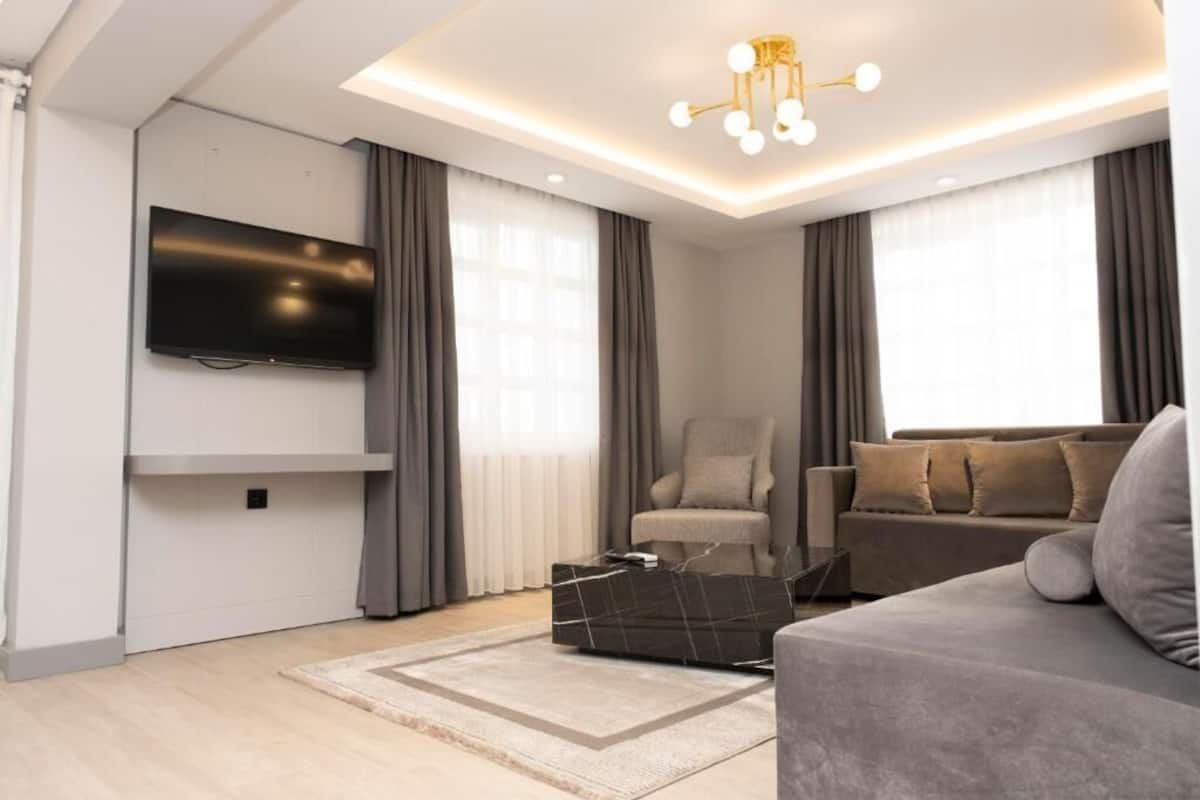 Suite presidencial, balcón, vistas al mar | Zona de estar | Una televisión