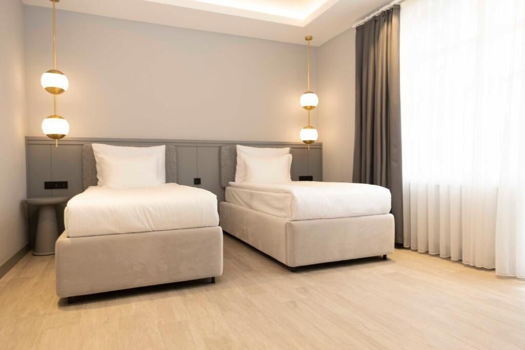 Suite Présidentielle, balcon, vue mer | Décoration personnalisée, ameublement personnalisé, bureau