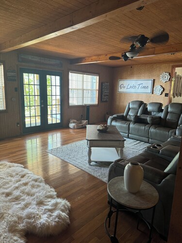 Water view 3-bedroom house in Camden with AC and WiFi walking distance to lake