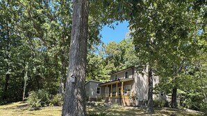 A house with a large tree in the front yard, a mailbox, and a well-maintained lawn. - Water view 3-bedroom house in Camden with AC and WiFi walking distance to lake (Camden)
