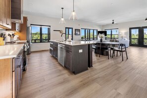 Kylskåp, mikrovågsugn, ugn och spishäll