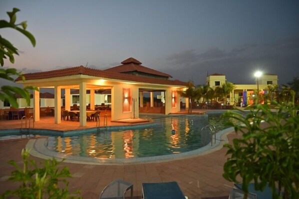 สระว่ายน้ำกลางแจ้ง เปิด 8:00 น. ถึง 20:00 น., ร่มริมสระว่ายน้ำ