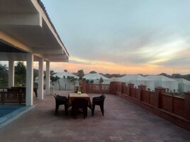 Una piscina al aire libre, sombrillas, sillones reclinables de piscina