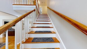 Eine Treppe mit Holzboden und weißen Geländern.