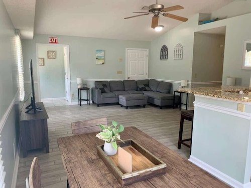 Adorable coastal home right downtown!