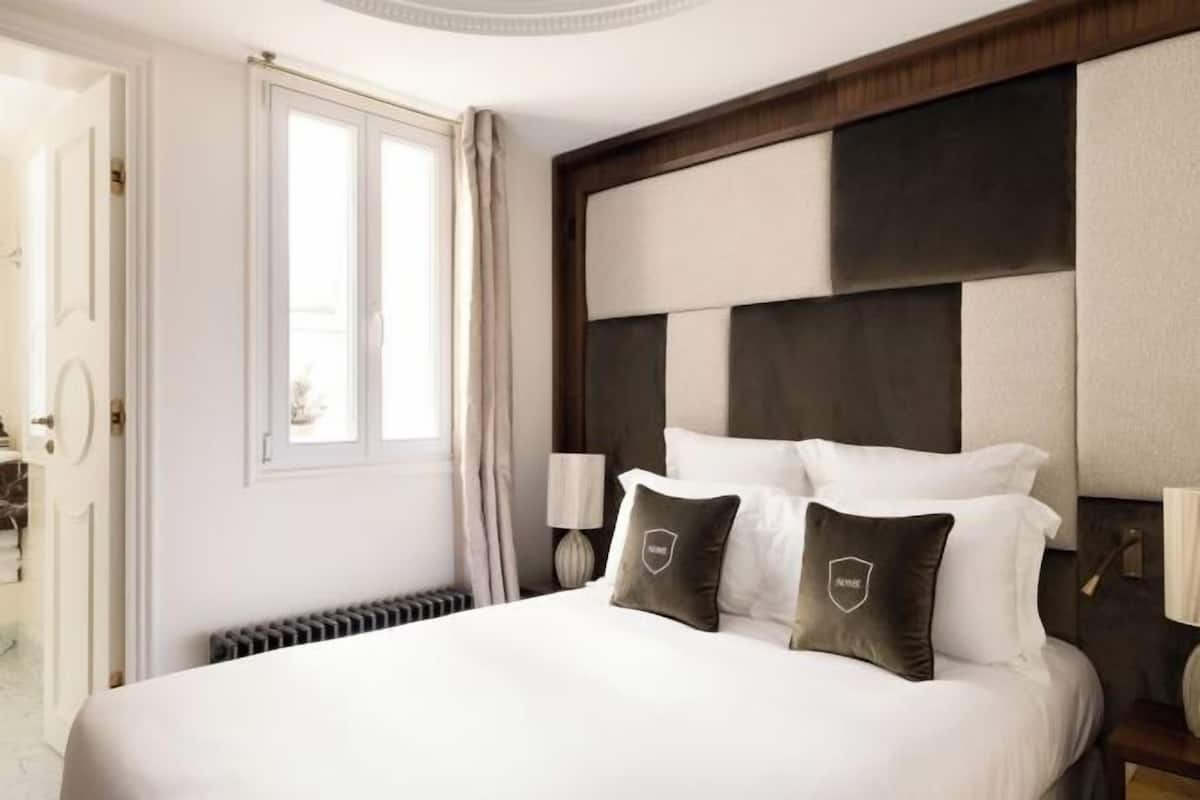 2 bedrooms, premium bedding, pillow-top beds, in-room safe