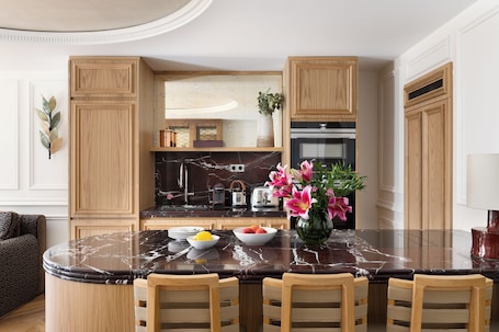 Refrigerador con freezer, microondas, horno, placa de cocina