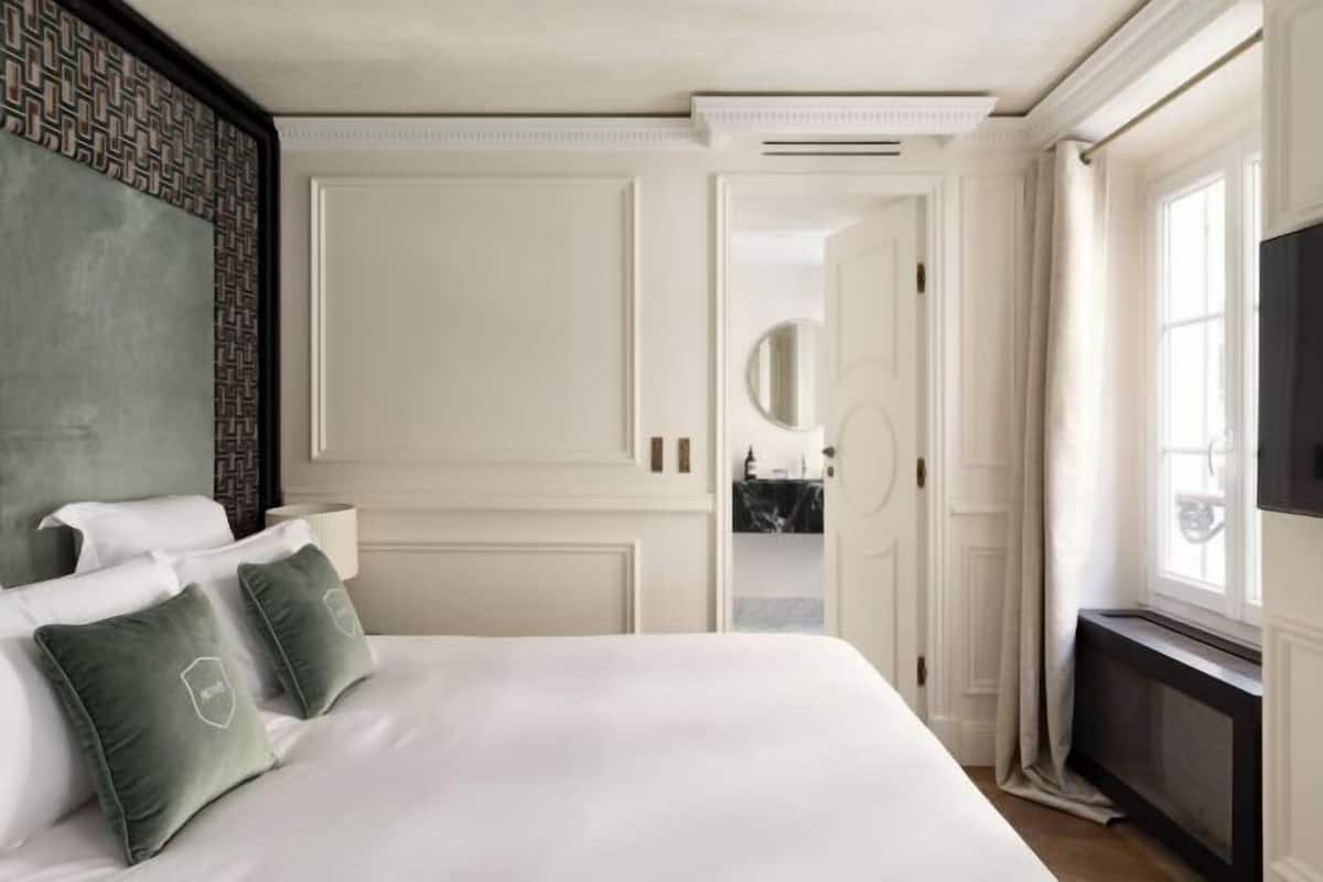 2 bedrooms, premium bedding, pillow-top beds, in-room safe