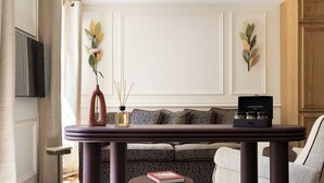 Una sala de estar moderna con una mesa redonda, un sofá y una silla.