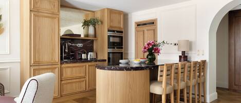 Victoire I | Private kitchen | Full-size fridge, microwave, oven, stovetop