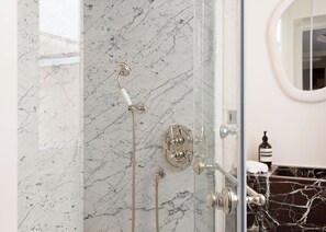 Dusche, Regendusche, Haartrockner, Handtücher