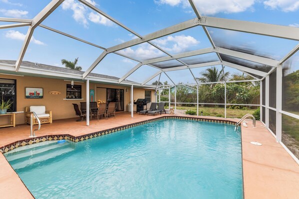 Una piscina al aire libre, una piscina climatizada