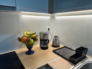 Réfrigérateur, four, plaque de cuisson, cafetière/bouilloire