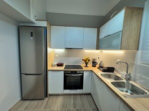 Kylskåp, ugn, spishäll och kaffe- och tebryggare