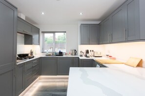 Fridge, microwave, oven, stovetop - The Big Cosy at Nottingham (Old Basford)