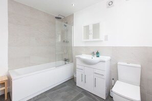 Regadera, amenidades de baño ecológicas, secadora de cabello, toallas 