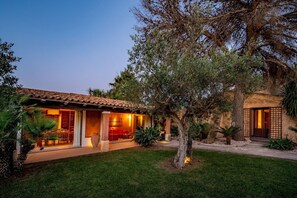 A villa with a tiled roof, a covered patio, and a well-maintained lawn. - Villa Antura 4, Emma Villas (Castelvetrano)
