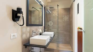 Doccia, asciugacapelli, bidet, asciugamani