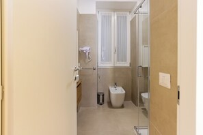Ducha, secador de pelo, bidé y toallas