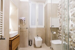 Dusj, hårføner, bidé og håndklær