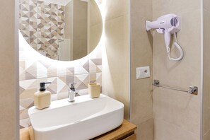 Bruser, hårtørrer, bidet, håndklæder