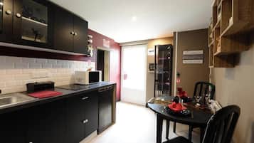 Fridge, microwave, stovetop, coffee/tea maker