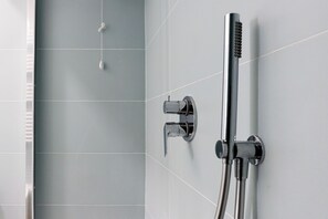 Shower, hair dryer, bidet, towels - Santa Patrizia a Chiaia Apartment - Acqua (Naples)