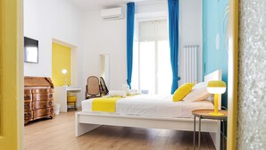 Un dormitorio con cama, mesita de noche, lámpara, cómoda, silla y ventana con cortinas.