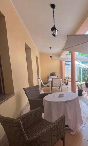 Hus, 1 soverom, røyk, terrasse | Spiseområde