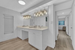 Towels, soap, toilet paper - Beautiful Apartment With Ocean Access (Lauderdale-by-the-Sea)