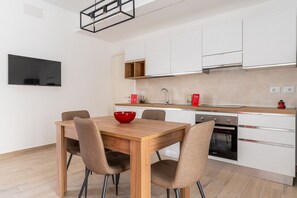 Een koelkast, een oven, een vaatwasser, een koffiezetapparaat/waterkoker