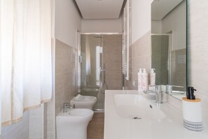 Een douche, een haardroger, handdoeken