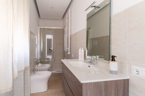 Regadera, secadora de cabello, bidet, toallas 