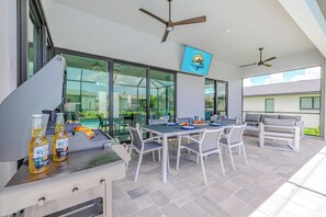 Outdoor dining - Close to shops and restaurants - Hot tub and pool! Stars Vacation Rentals (Cape Coral)