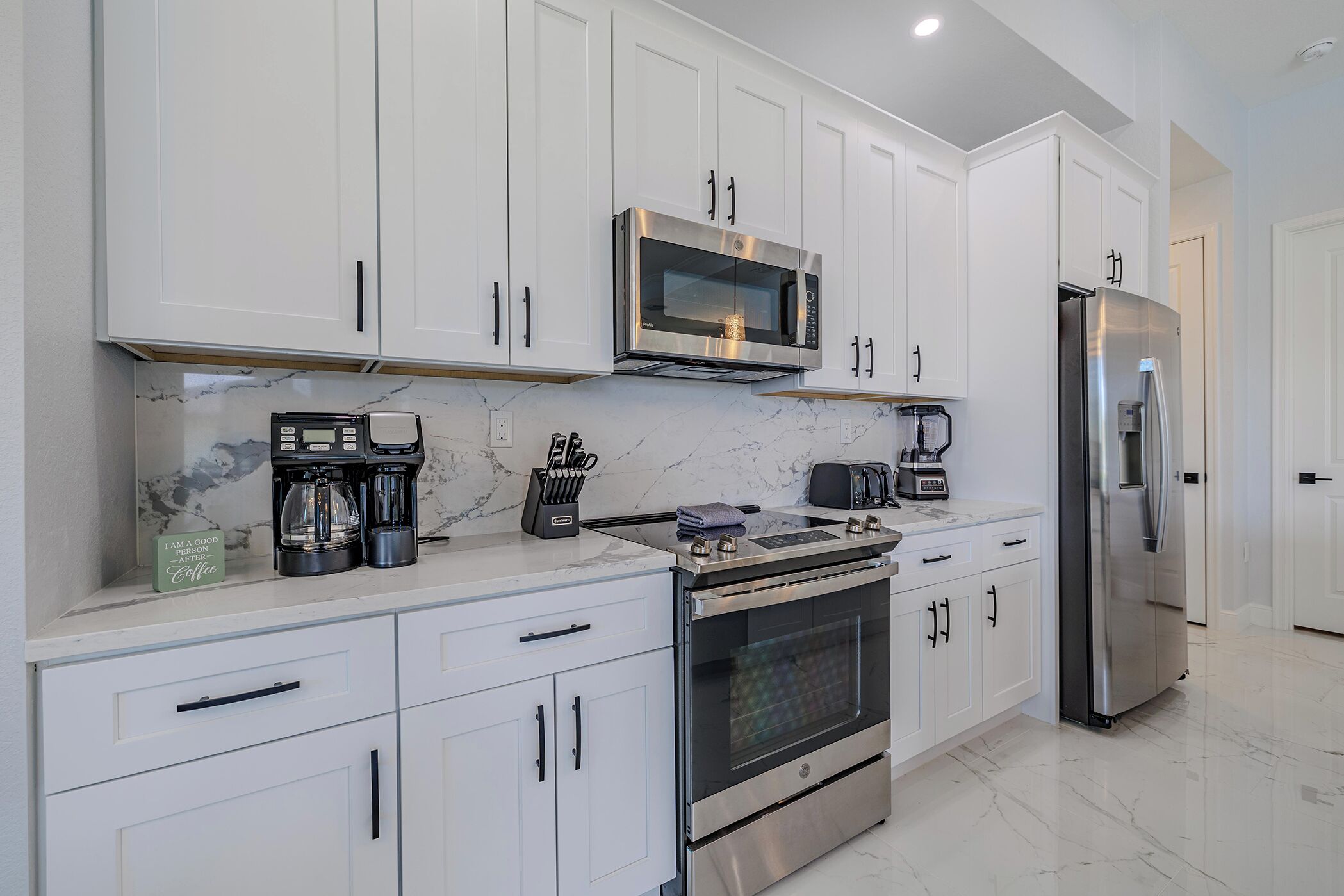 Kjøleskap, mikrobølgeovn, ovn og kokeplater