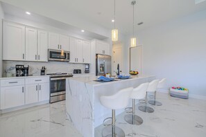 Fridge, microwave, oven, stovetop - Close to shops and restaurants - Hot tub and pool! Stars Vacation Rentals (Cape Coral)