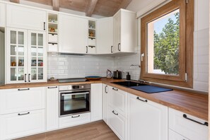 Fridge, microwave, oven, dishwasher - Villa Bali with Pool by Wonderful Italy (Siracusa)