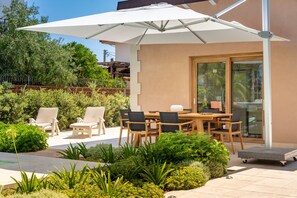 Outdoor dining - Villa Bali with Pool by Wonderful Italy (Siracusa)