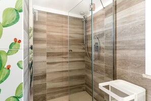 Een douche, een haardroger, een bidet, handdoeken