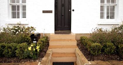 Tamara Cottage - Historic Warmth