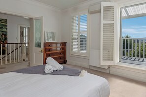 4 bedrooms, desk, iron/ironing board, free WiFi