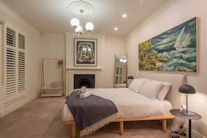 4 bedrooms, desk, iron/ironing board, WiFi (free)