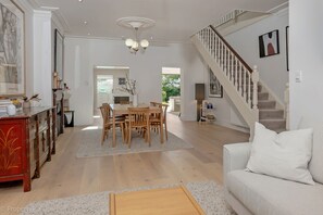 TV connectée, livres, chaîne hi-fi