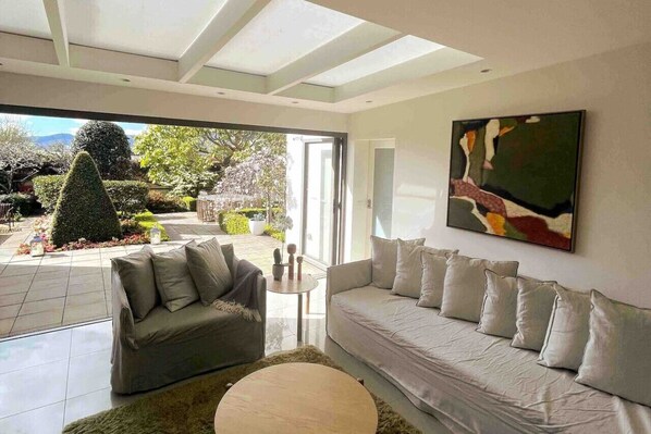 Smart TV, books, stereo