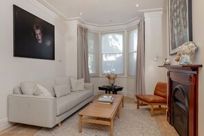 TV connectée, livres, chaîne hi-fi