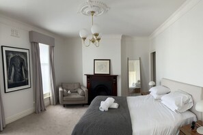 4 bedrooms, desk, iron/ironing board, free WiFi - Sublime Luxury - Battery Point (Battery Point)